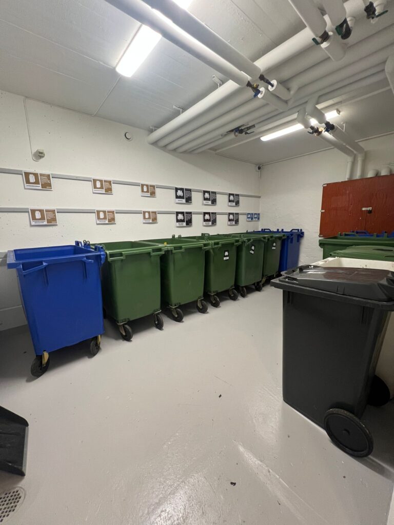 Bild på sopkärl i nya renoverade soprummet z6